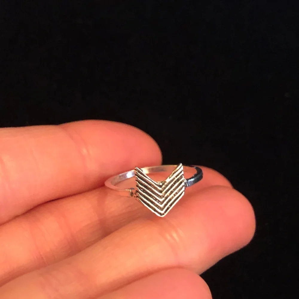 Jewelry - Silver Tone Chevron Ring Size 6